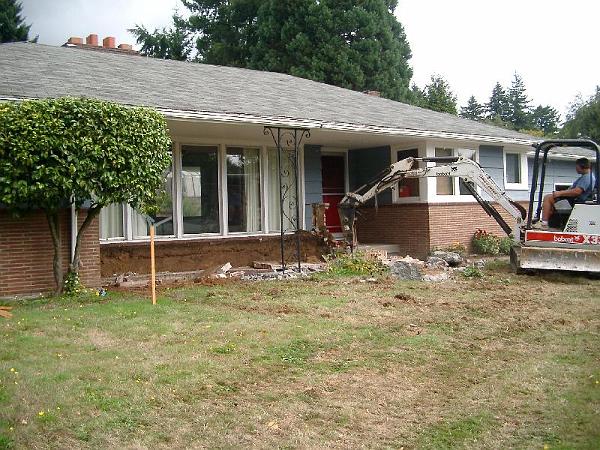 House 9.13.2004 00007.JPG - Demolition begins